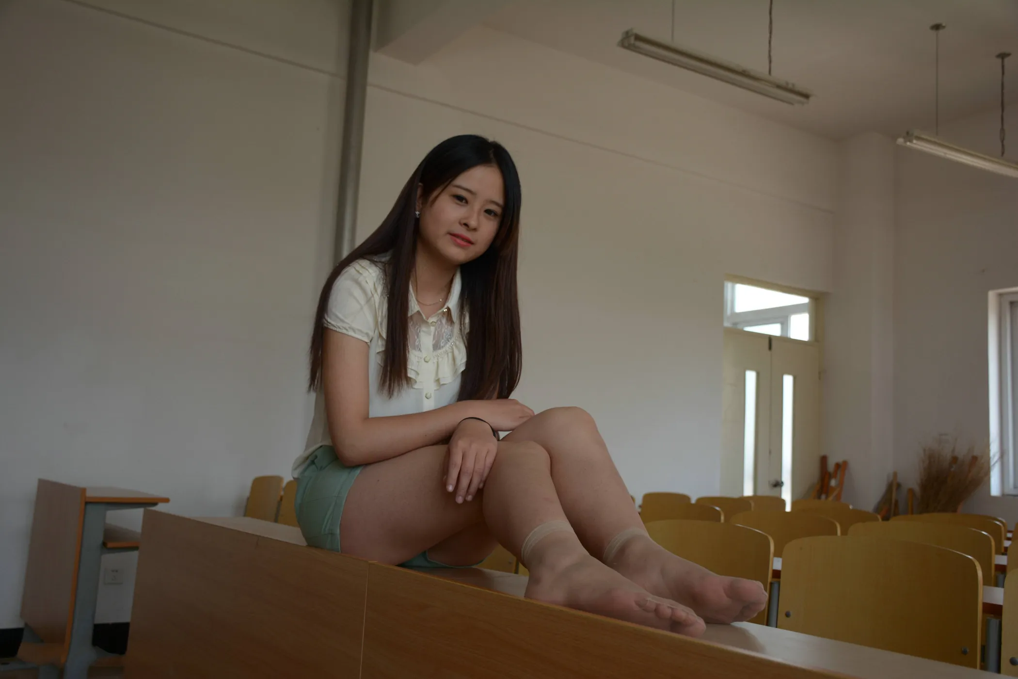 [爱美足] NO.018 丰满的学姐在教师给你展示汗渍丝袜足底 街拍#[106P]-12