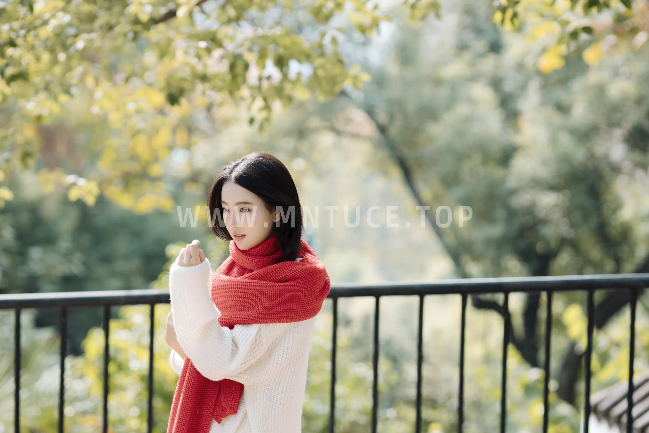 [艺图语] 2022.12.05 Vol.2604 – 红色暖冬 幽灵胡子#[46P]-7