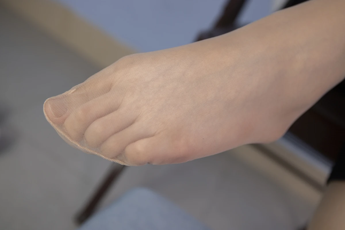 [Mzsock] NO.012 Qiqi’s sexy fleshy silk is tempting, her toes are twisting under the stockings Southern football skills#[108P]-8