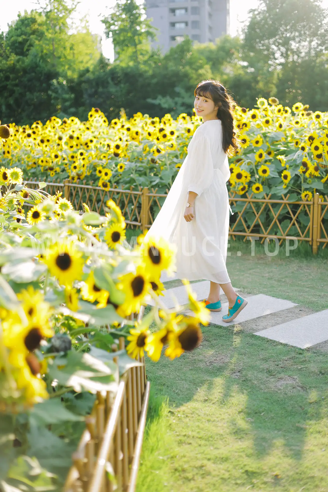 [艺图语] 2022.08.29 Vol.1822 – 阳光下的花和你 蓝胖子-#[25P]-18