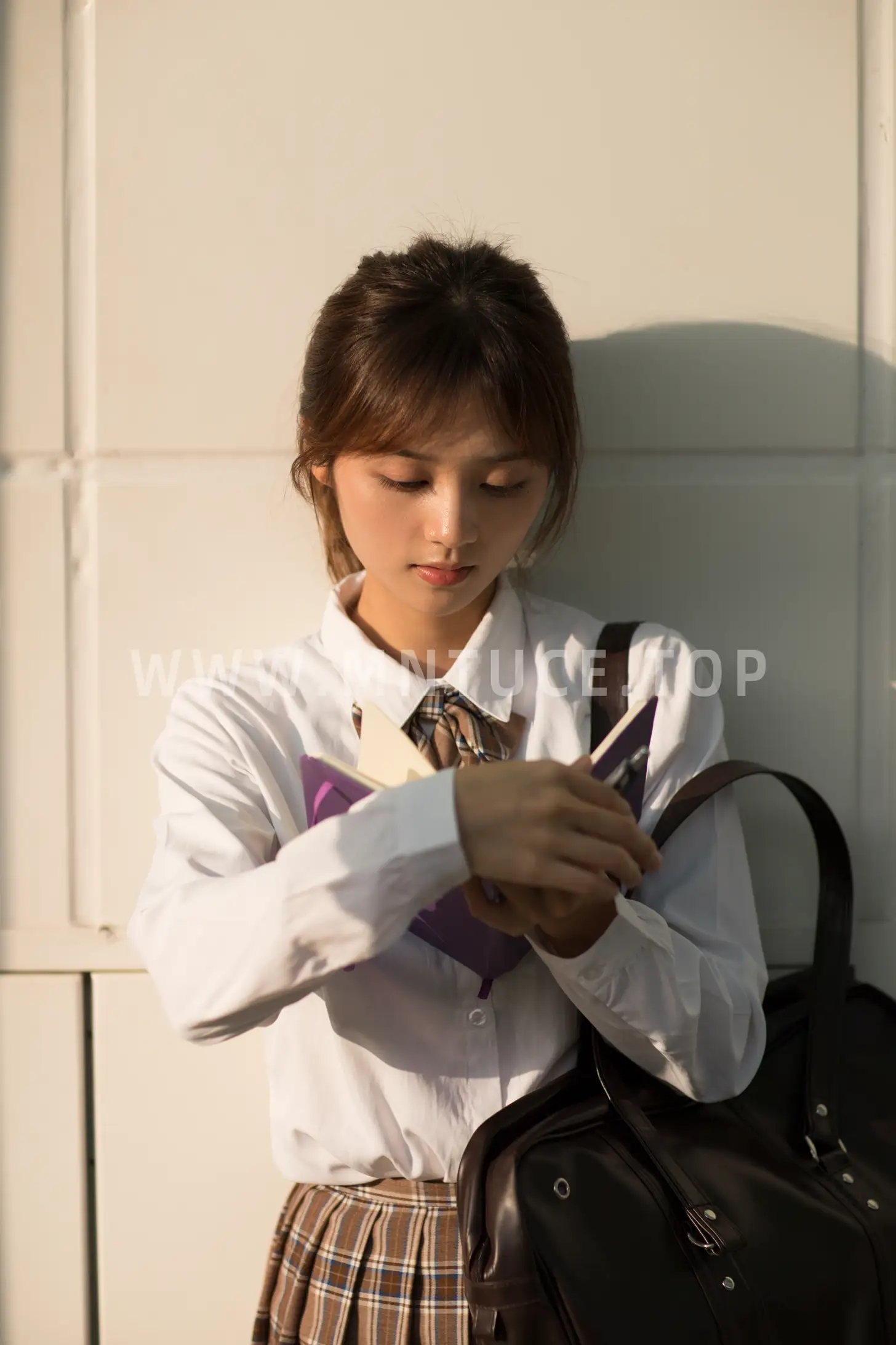 [艺图语] 2021.09.30 Vol.330 – 站台 雨文#[23P]-1