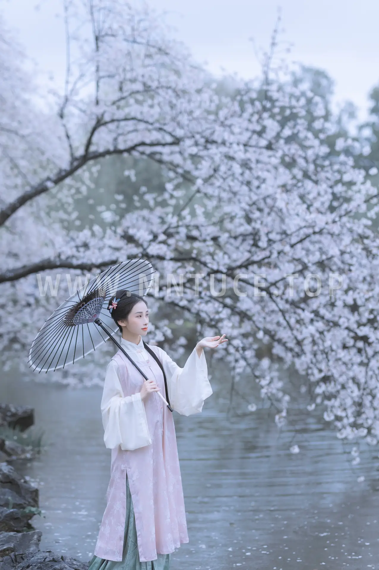 [艺图语] 2022.05.25 Vol.0984 – 雨樱花 眸小妖#[46P]-14