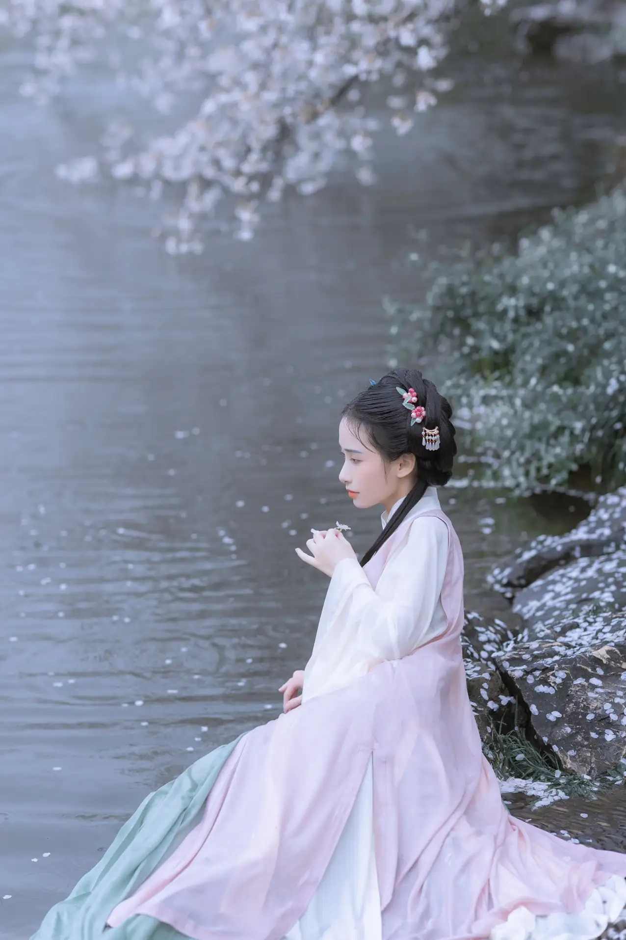 [艺图语] 2022.05.25 Vol.0984 – 雨樱花 眸小妖#[46P]-1